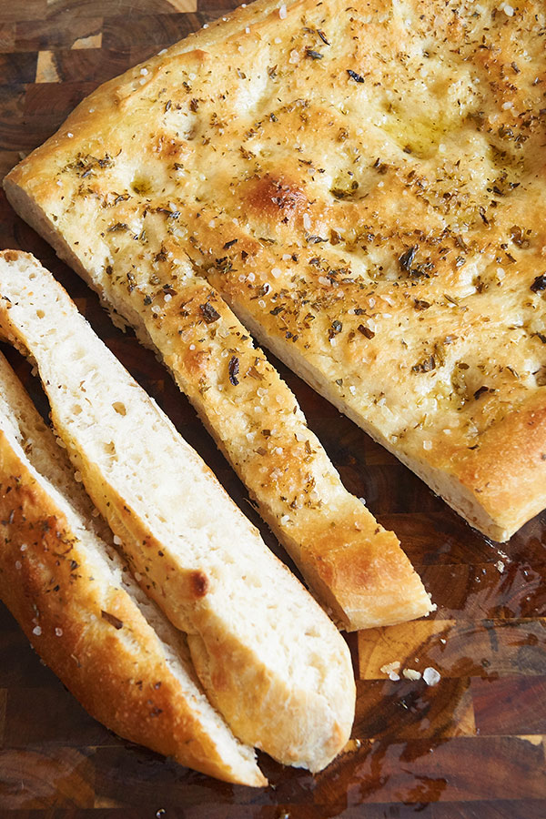 Focaccia mit Olivenöl und Oregano