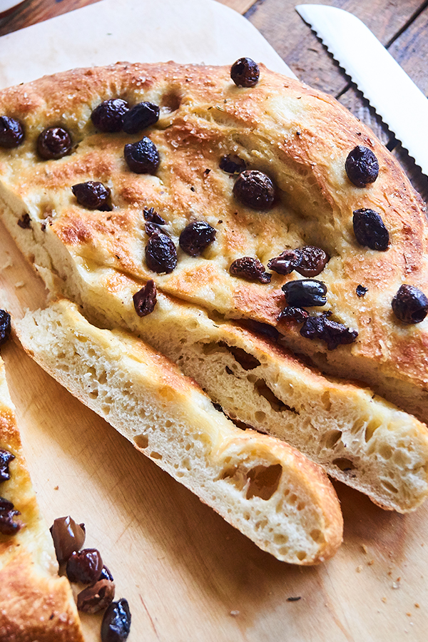 Oliven Focaccia geschnitten