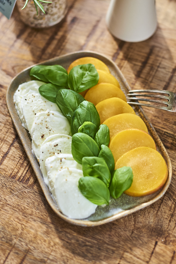 Mozzarella Caprese mit Pflaume