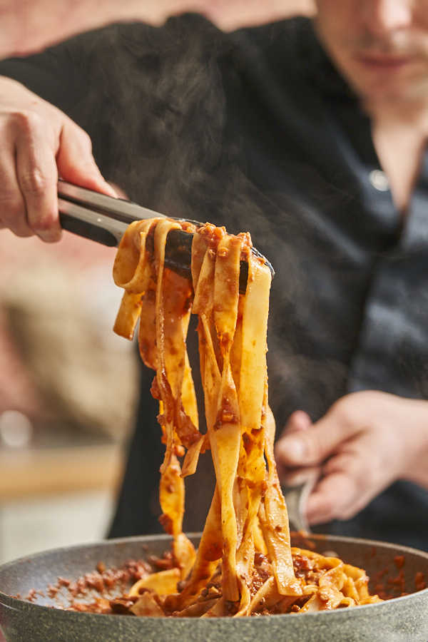 Appetitliches Bild -Soße haftet an Tagliatelle