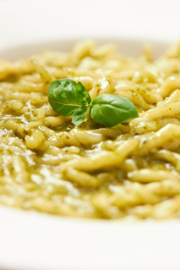 Pesto Genovese mit Trofie und Basilikumblatt