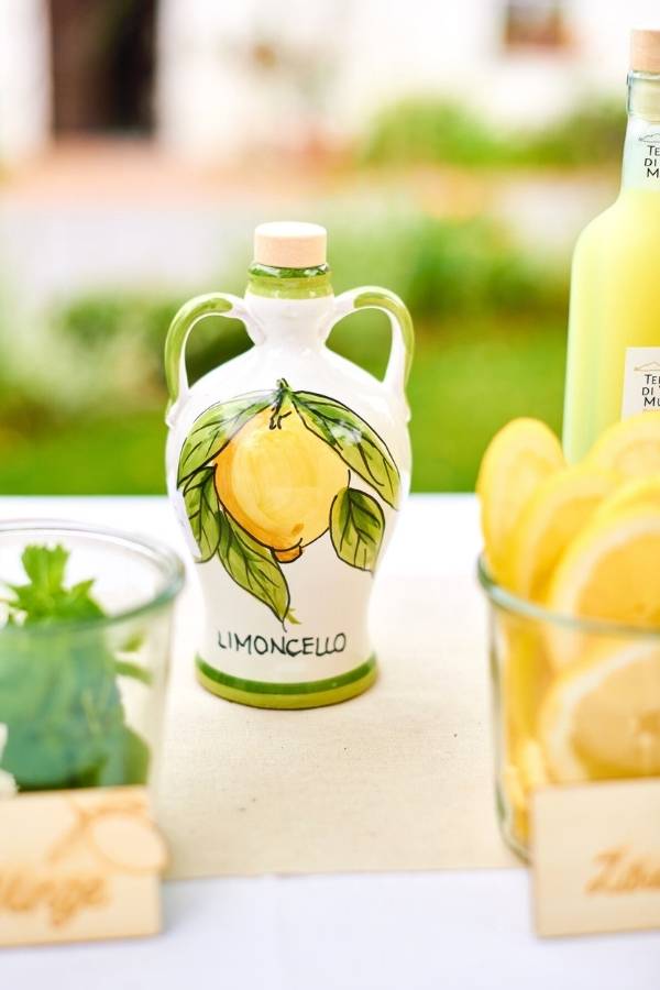 Limoncello in handbemalter Tonflasche