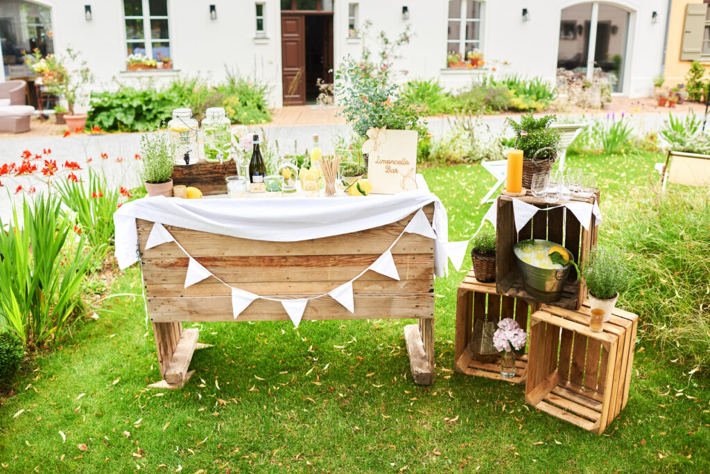 eine holzbar mit Limoncello auf einer Wiese im Garten