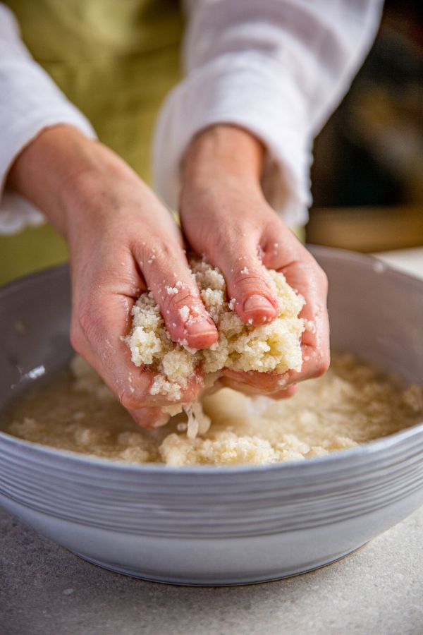 Brot zerreiben per Hand