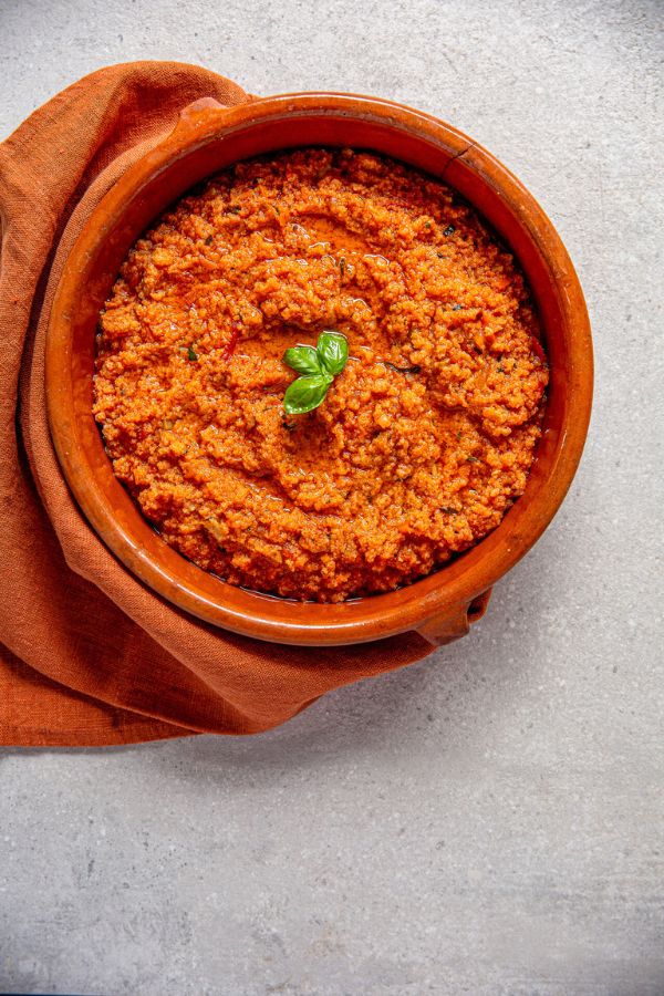 Pappa al pomodoro in Tonschüssel