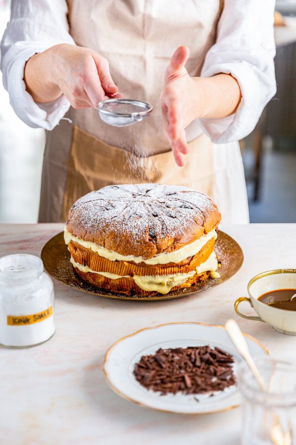 Gefüllter Panettone auf Goldteller als Weihnachtsdessert