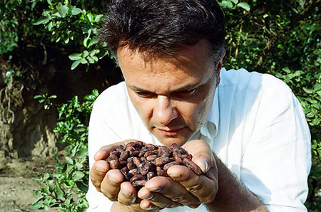 Alessio Alessio prüft vor Ort auf den Plantagen die Qualität der Kakaobohnen