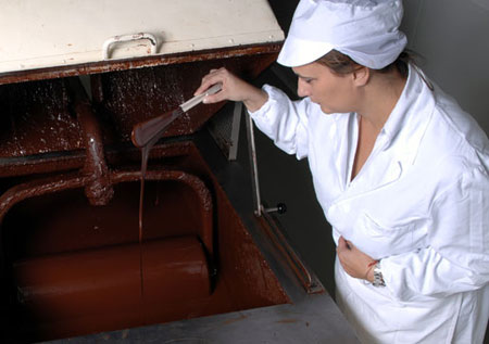 Cecilia Cecilia überprüft die Konsistenz der Schokoladenmasse in der Conchiermaschine