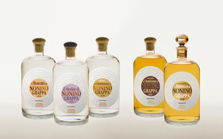 verschiedene grappe il Moscato, il Merlot, lo Chardonnay bianco, lo Chardonnay, il Prosecco (v.l.n.r.)