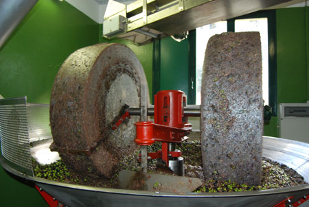 Granitmahlsteine mit erntefrischen Oliven Granitmahlsteine mit erntefrischen Oliven