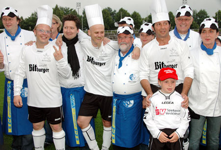 Fußballköche mit Koch- und Fußballmützen Fußballköche mit Koch- und Fußballmützen