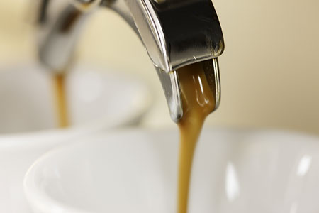 Schreyögg Espresso Auslauf frischer Espresso rinnt in die Tasse