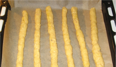 Cantuccini Teigrollen Durch das Formen wird der Teig leider wieder klebriger...