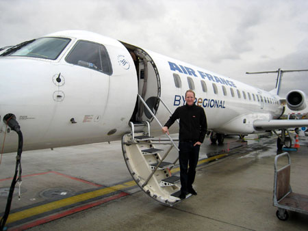 Jens am Flugzeug Auf dem Flug nach Pisa