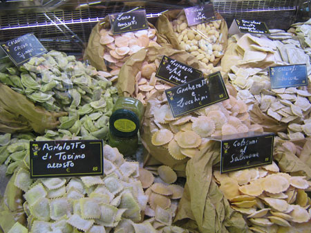 handgemachte Pasta Markt handgemachte Pasta auf einem Markt in Süditalien