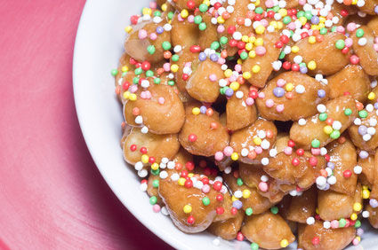 Struffoli mit bunter Zuckerdeko