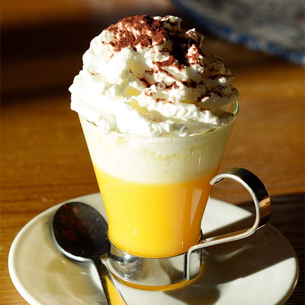 Heißer Bombardino mit Sahne im Glas