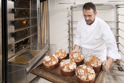 panettone_baecker Panettone in einer italienischen Bäckerei