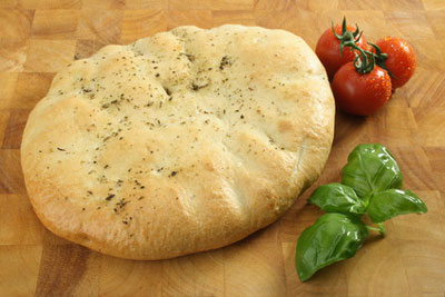 Fladenbrot mit Tomaten und Basilikum