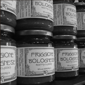 Aufgestapelte Gläser mit dem Aufdruck Friggione Bolognese
