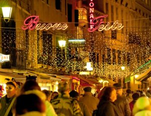 Eine mit Lichtern geschmückte Strasse in Venedig