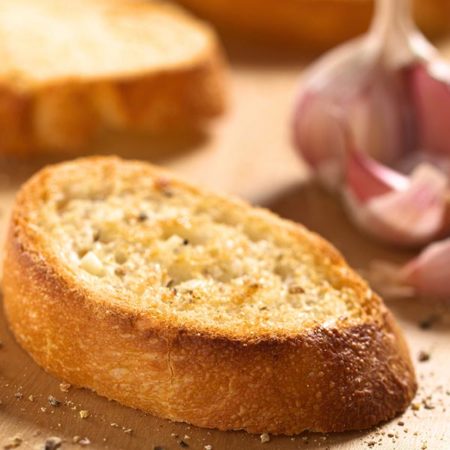 Frisch geröstetes Brot ist die Grundlage.
