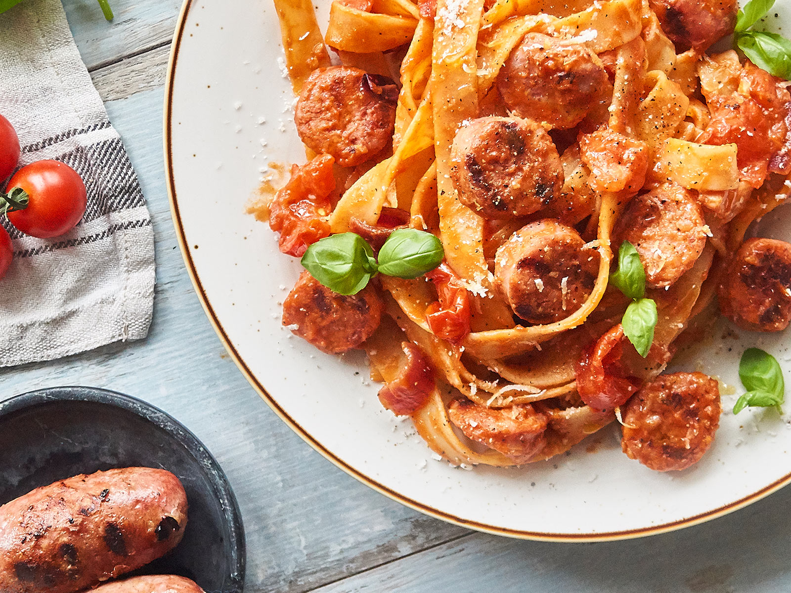 Pappardelle mit Salsiccia und geschmolzenen Tomaten