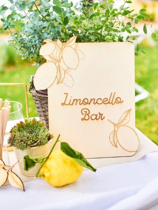 Holzschild mit dem Aufdruck Limoncello Bar