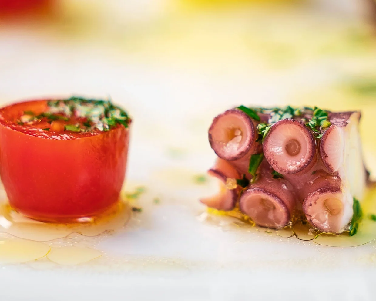 Nahaufnahme eines Polpo alla Siciliana, marinierter, gekochter Tintenfisch mit Tomaten, Olivenöl und Kräutern