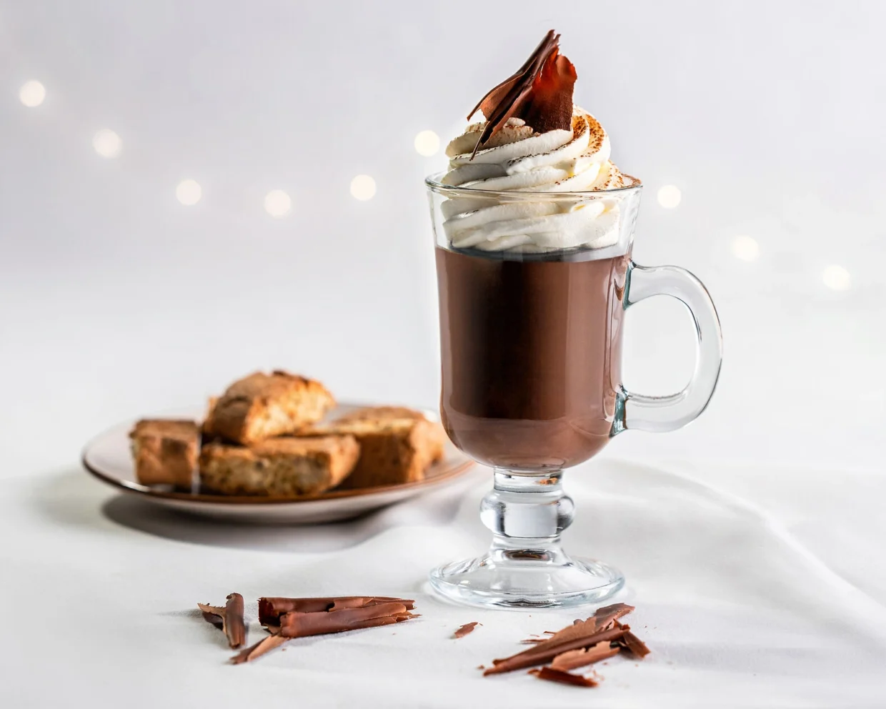 cremigste Trinkschokolade: Cioccoalata calda, am besten serviert mit Sahne und Kuchen