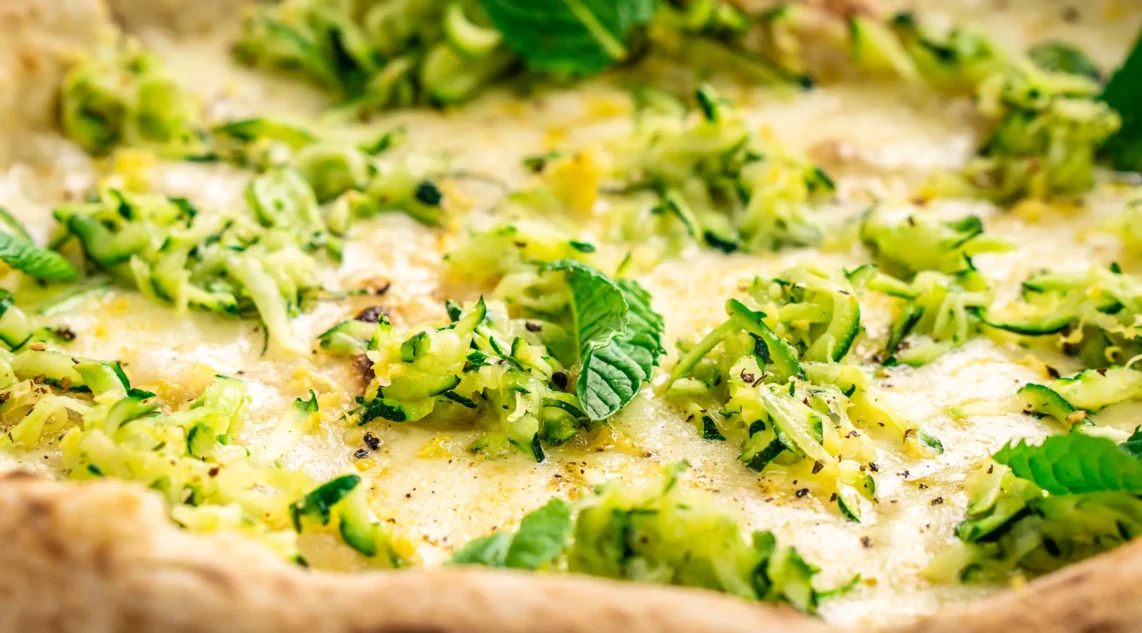 Rezept für eine frische Gemüsepizza mit Zucchini und Minze