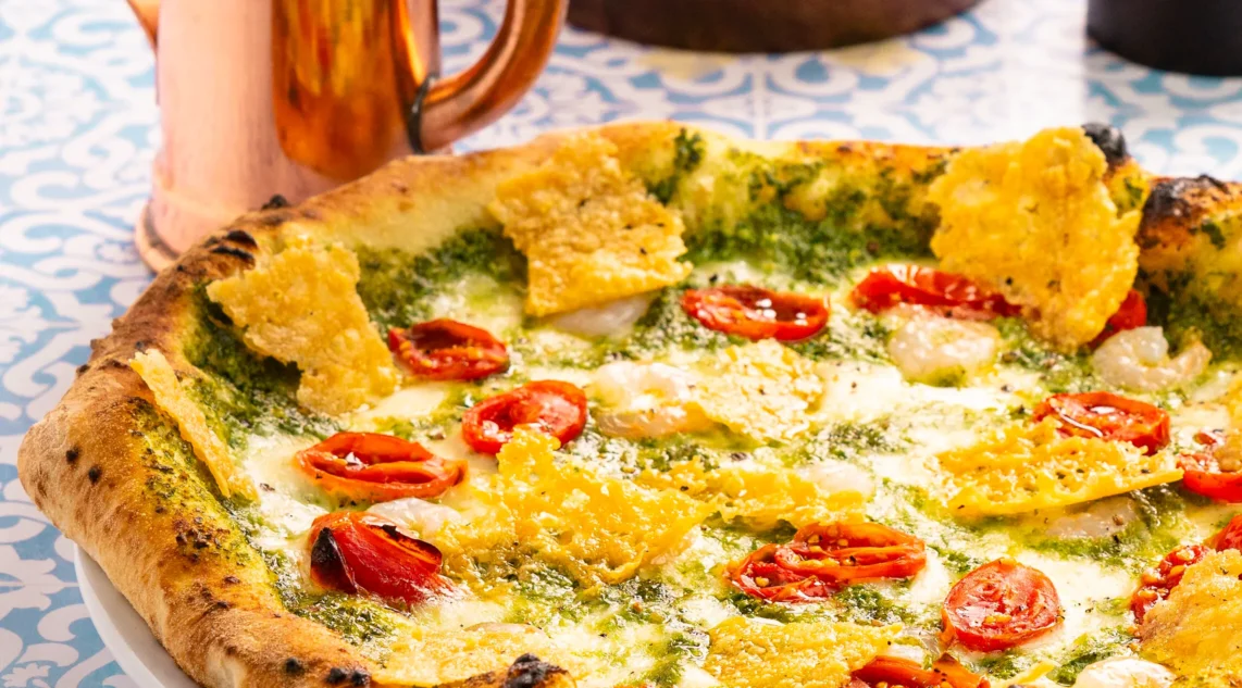 Pizza Gamberetti mit Pesto und Parmesan