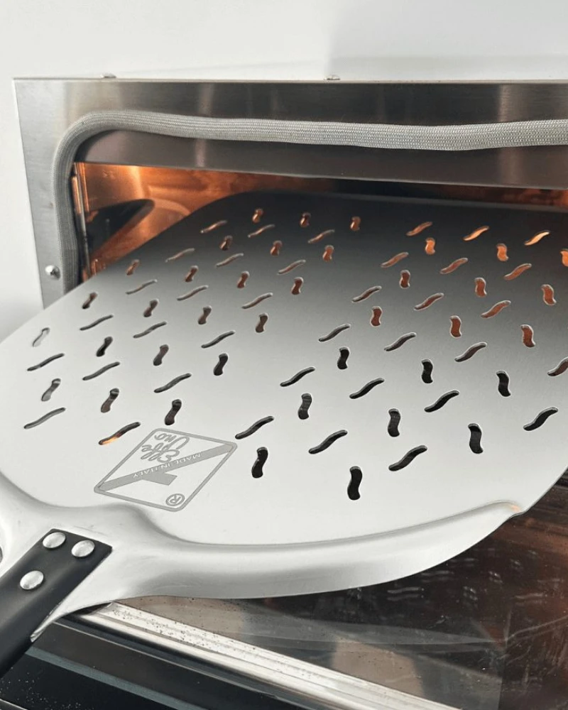 Effeuno - Pizzaschaufel – mit passenden Accessoires arrangiert
