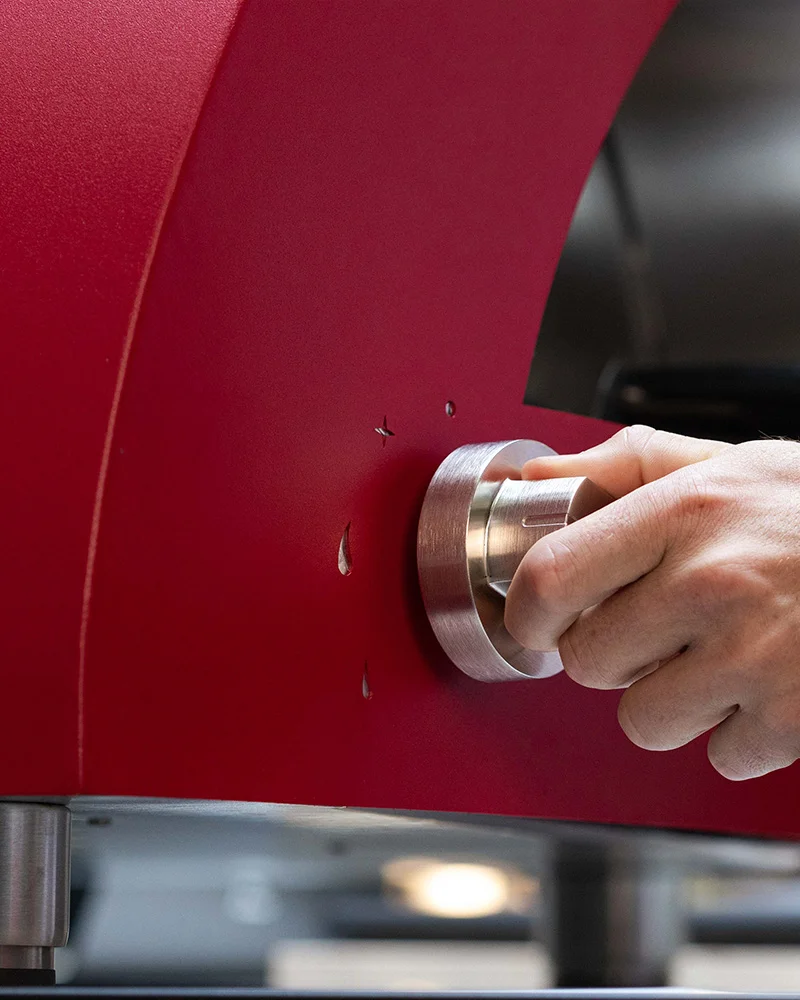 Alfa Forni Moderno 2 Pizze - Gas-Pizzaofen (Hybrid mit Holz) – mit passenden Accessoires arrangiert