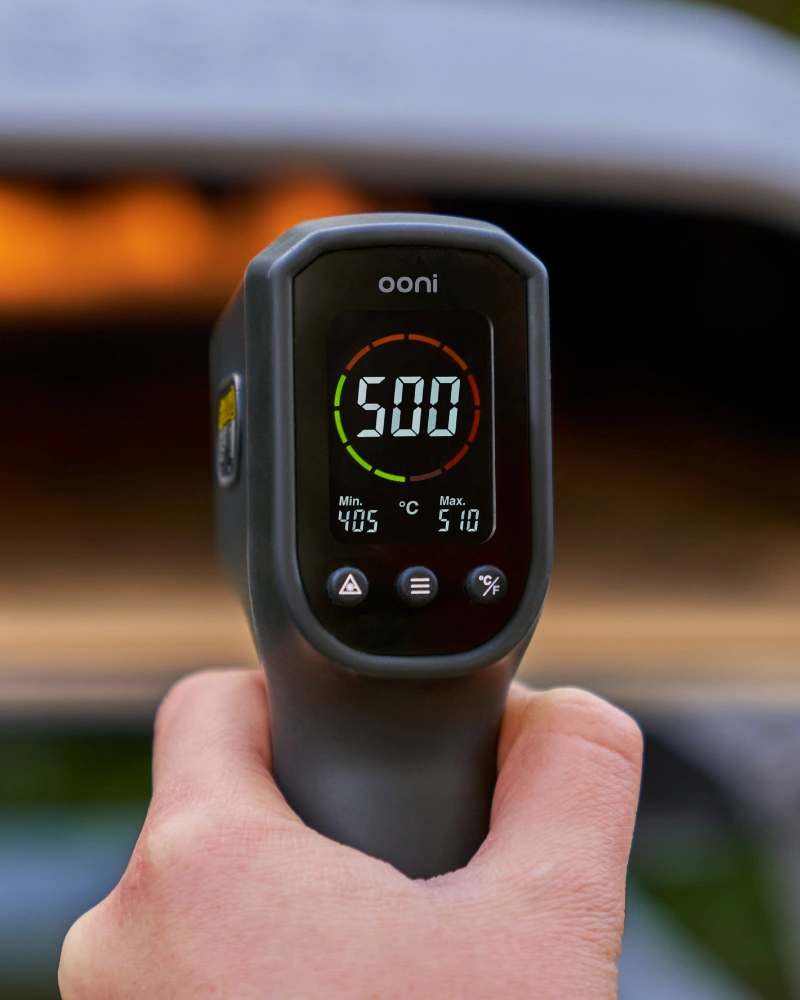 Ooni - Digitales Infrarot Thermometer – mit passenden Accessoires arrangiert