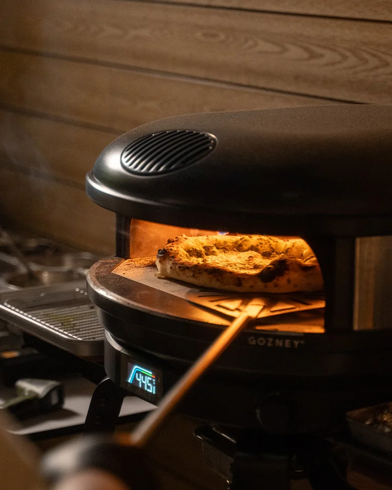 Gozney Arc - Gas Pizzaofen – mit passenden Accessoires arrangiert
