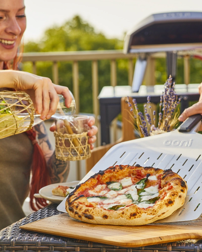 Ooni - Perforierter Pizzaschieber – mit passenden Accessoires arrangiert
