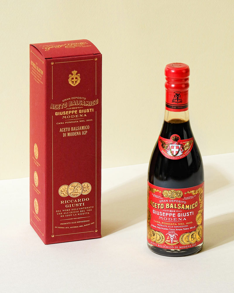 Geschenkkarton -  für Balsamico Il Denso – Flasche im Hintergrund