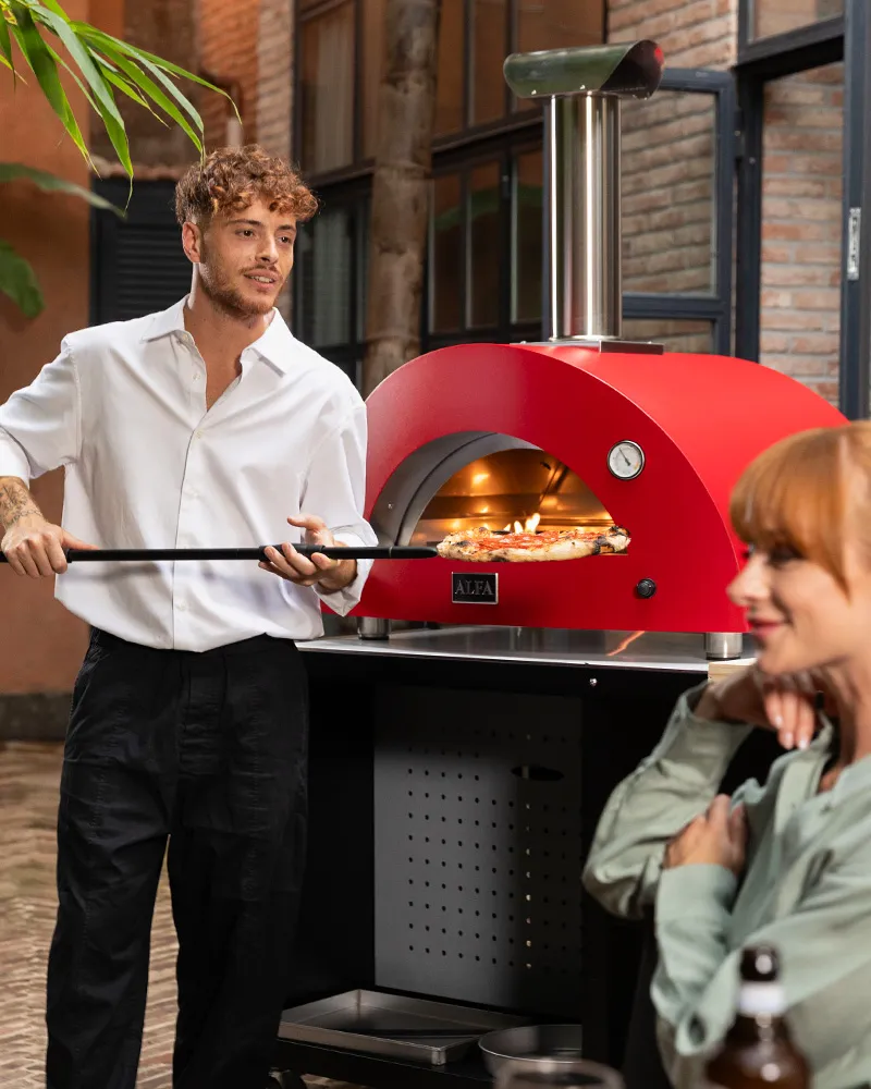Alfa Forni Moderno 2 Pizze - Gas-Pizzaofen (Hybrid mit Holz) – mit passenden Accessoires arrangiert