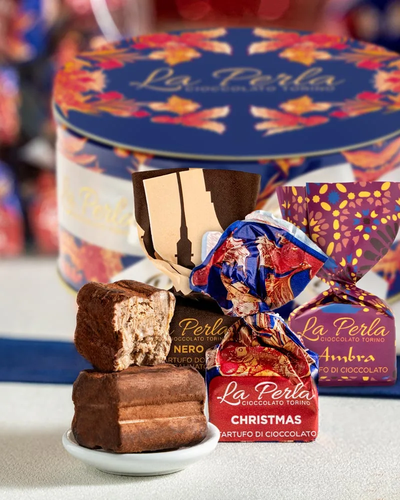 Weihnachtliche Tartufi - Mix in großer Geschenkdose Weihnachtliche Tartufi - Mix in großer Geschenkdose – ansprechend in Szene gesetzt