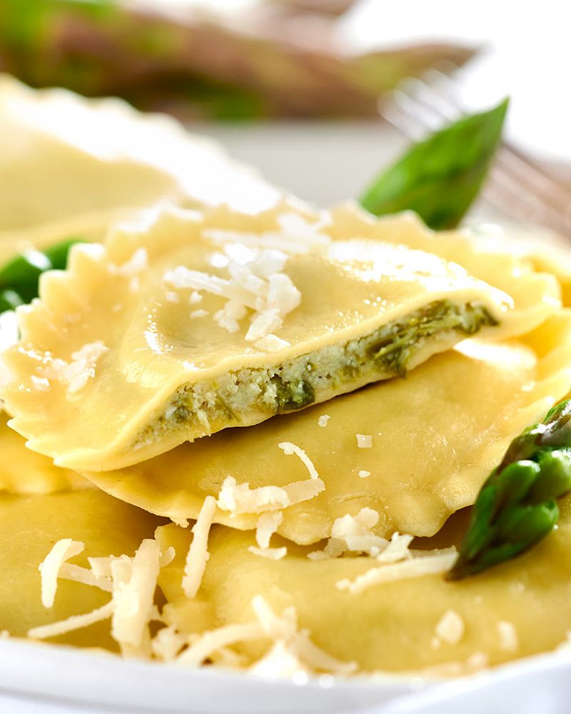 Medaglioni mit grünem Spargel