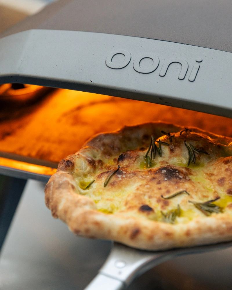 Ooni Koda 16 – Gas Pizzaofen – mit passenden Accessoires arrangiert
