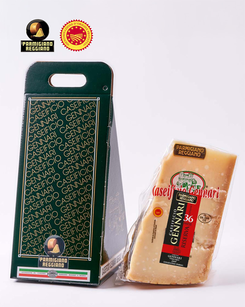 Parmesan DOP im Geschenkkarton – mit passenden Accessoires arrangiert