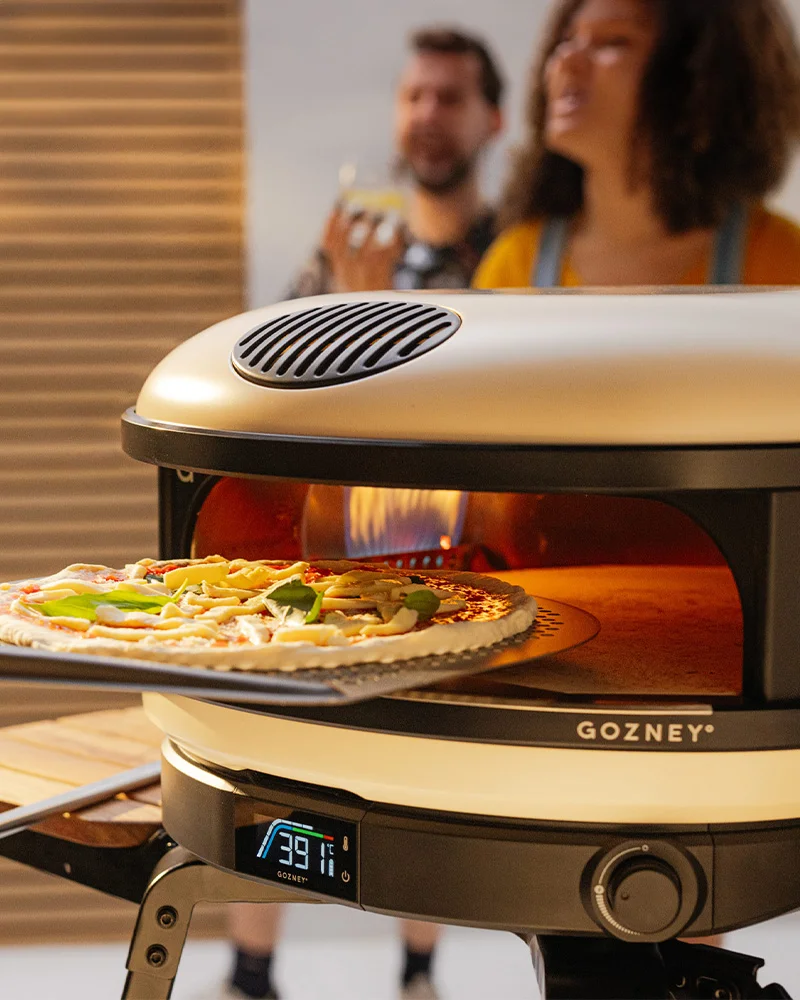 Gozney Arc XL – Gas-Pizzaofen – mit passenden Accessoires arrangiert