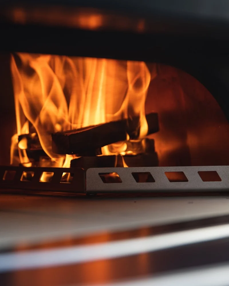 Holzfeuerschale - Gozney Dome – mit passenden Accessoires arrangiert