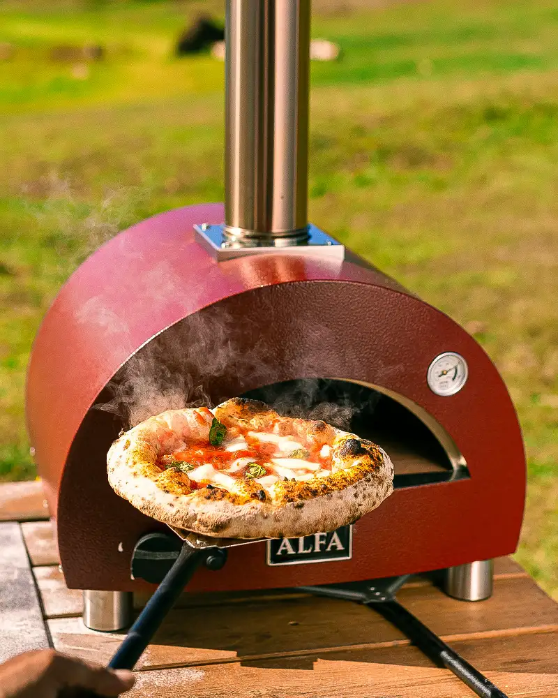 Alfa Forni Moderno Portable - mobiler Pizzaofen mit Gas – mit passenden Accessoires arrangiert