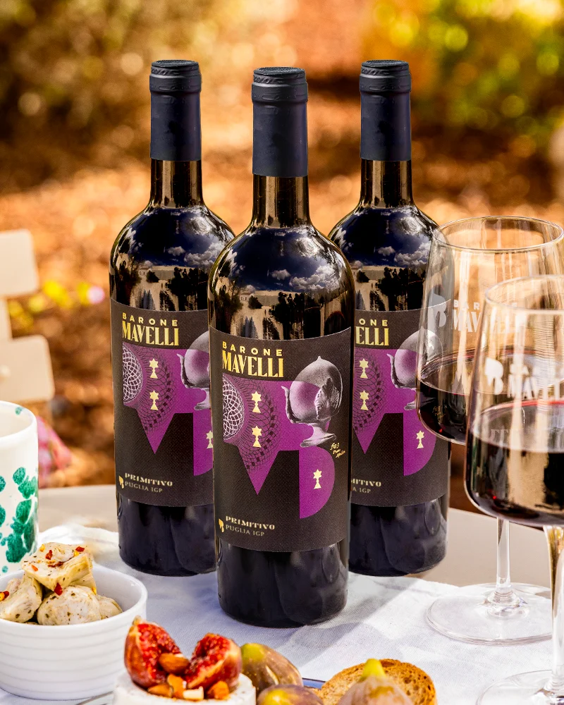 Primitivo Puglia IGP - Sparset 3 x 0,75 l italienischer Wein, Primitivo, Flasche steht auf Tisch mit Antipasti