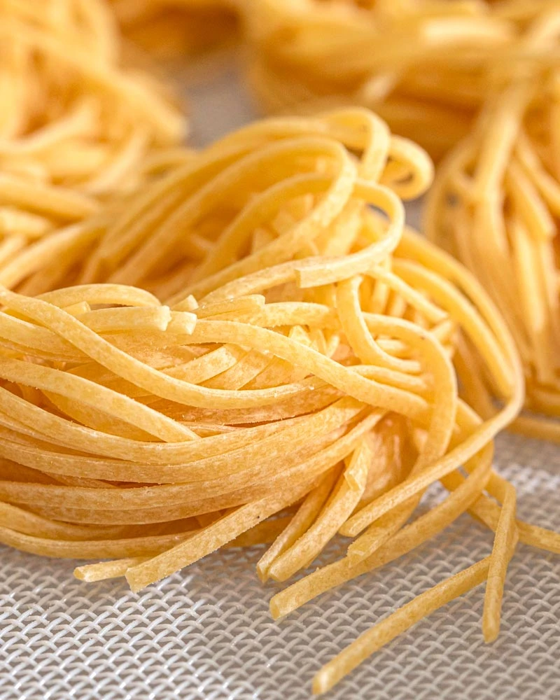Linguine - Premiumpasta – mit passenden Accessoires arrangiert