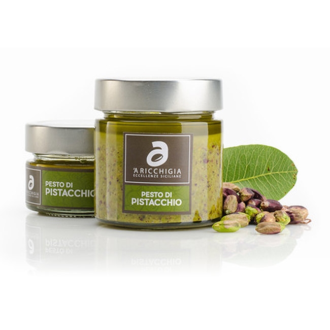 Pistazienpesto – mit passenden Accessoires arrangiert