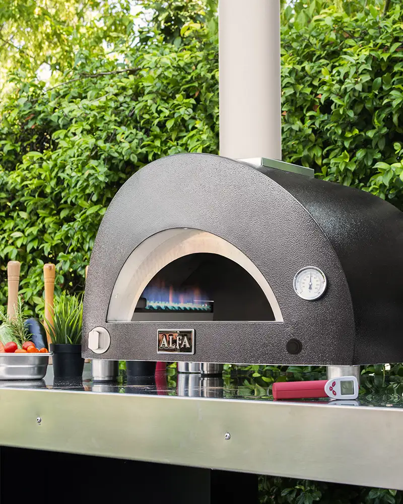 Alfa Forni Moderno 1 Pizza – Pizzaofen mit Gas (Hybrid mit Holz) – ansprechend in Szene gesetzt